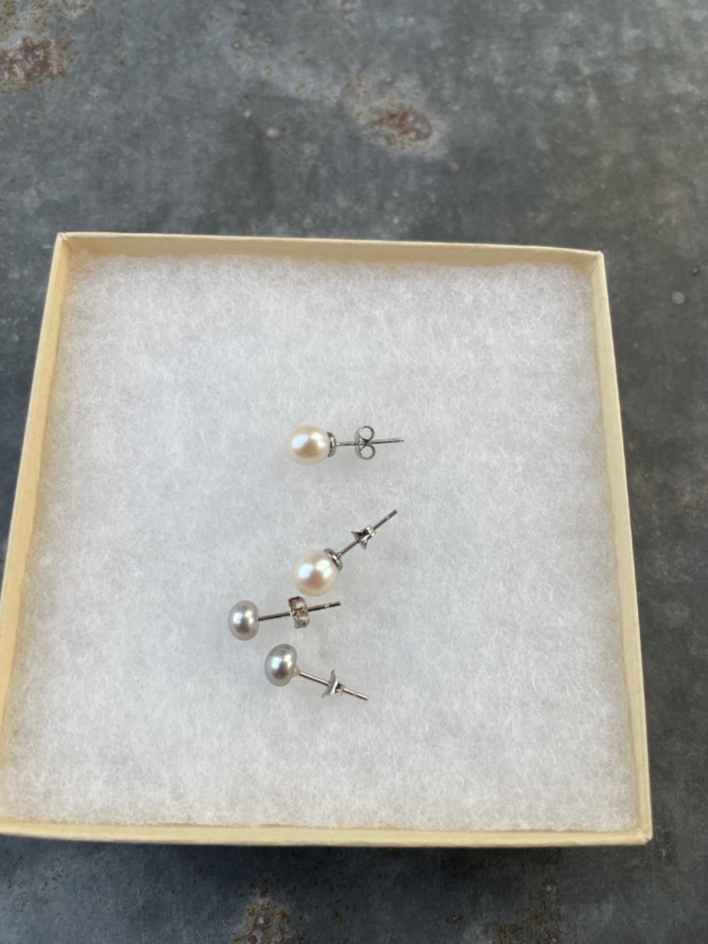 White and Gray Pearl Stud Earrings Lot of Two Pairs - Picture 2 of 4